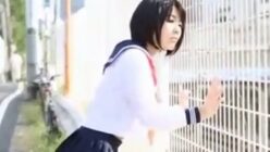 ビンジ・ショートカットの女子校生が、巨根男性との初めての体験で汗だくになりながら激しく結ばれ、悶絶する場面。