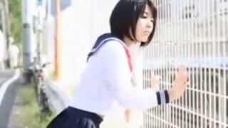 ビンジ・ショートカットの女子校生が、巨根男性との初めての体験で汗だくになりながら激しく結ばれ、悶絶する場面。