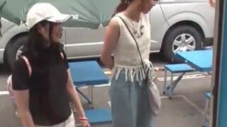 大阪市内でMM号が出没、ノリで乗車した関西弁の素人2人をパコる