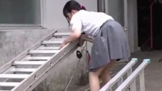 媚薬で決まったJKが野外で公開オナニー