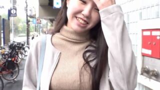 突然の男性の呼び出しに笑顔で応じる爆乳素人が、知らないマンションの踊り場でドM女子と変態行為に及ぶという話。