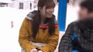 ゲレンデでラブラブカップルを狙った中出しNTR企画