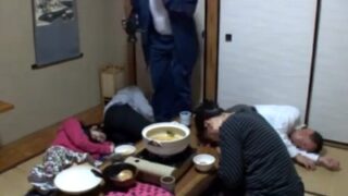 親が眠眠薬入りの鍋に娘を混入させ、父親達が父親の目の前で中出しレイプを実行する。