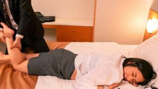 コスト削減！？巨乳上司とツイン相部屋で朝までNTR