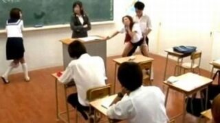 SEXのハードルが低すぎる世界で、授業や通学中も誰かがハメてる日常風景