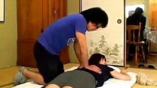 出張マッサで寝取り、家族持ち妻が自ら騎乗位でセックス