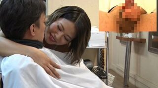 変態美容室の姉がチンポを握り締め、客にバレずに痴女プレイを続ける。