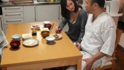 直向きな義理の父への愛が止まらない妻が、夫の前でも挑発的なプレイを続ける。