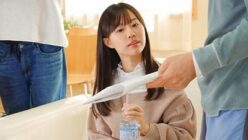 純真無垢な美少女がデビュー作で驚くほどの潮吹きを見せ、恥ずかしがりながらも驚愕。
