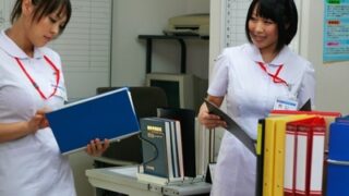 パツパツの白衣を着た巨乳看護師が患者や医師を誘惑し、頻繁に性行為に及ぶ。