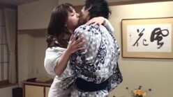 既婚女性が一線を越え、欲情がエスカレート