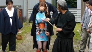 バレた潜入の女忍が大勢の男性に辱められる