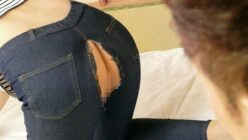 尻肉はみ出す弟嫁に我慢できず、後ろから何度も挿入。