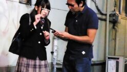 大人しそうな黒髪眼鏡JKが狙われ、黒タイツに大量射精される。
