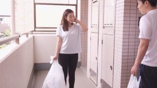 隣の美女がベランダ越しにキス、ラブラブ生活