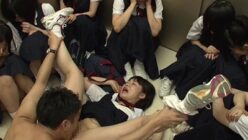 ロリコン教師がエレベータートラブルで大惨事に。