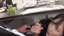 最強美少女OLが机の下でチンポをむしゃぶり付く