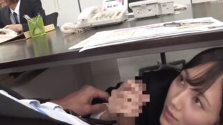 最強美少女OLが机の下でチンポをむしゃぶり付く