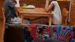 ギャル嫁が派手すぎ、義父のチンポを机の下から刺激する変態ビッチ