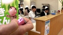 勤務中の看護師がリモートバイを使用してスイッチをオンにする。