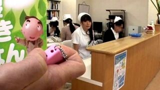 勤務中の看護師がリモートバイを使用してスイッチをオンにする。