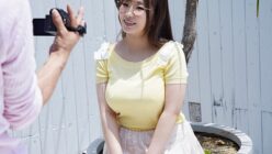 メガネを掛けたムチムチ体型の美少女が感謝の気持ちを込めて、人生初のビッグバン絶頂に達する！
