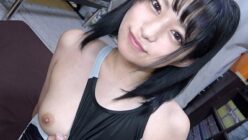 スレンダー貧乳の女子が競泳水着を着て、恥ずかしがりながらぶっかけ生撮影に参加