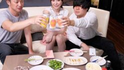 逆NTR：親友の彼女が即勃起するボクを見て面白がる瞬間