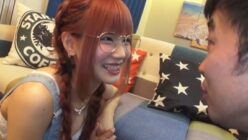 眼鏡のロリ少女が薬で調教され、性的な群交に巻き込まれる物語。