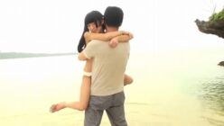 無人ビーチで青姦パコし、ガチロリっ子が喘ぐ。