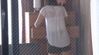 人妻のスケスケの汗ばみ姿に我慢できず