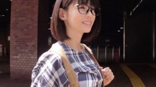 小学校教師がAV出演、低学年を教えていそうな童顔先生。