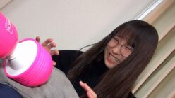 写真スタジオで働く眼鏡リケジョが、予想以上にお漏らしする敏感な娘。