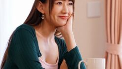 母の友人が隣に引っ越してきてエッチな展開が。