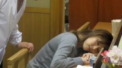 欲求不満の妻が許しを懇願し、願望を見透かされる