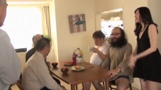 美少女が中年オヤジたちと共同で性行為を行う。