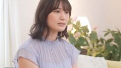 緊張する22歳の美少女が男性演者の性器に喘ぎ声を上げるシーン