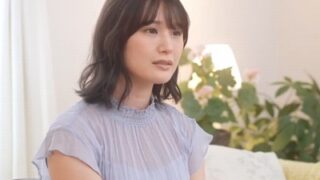 緊張する22歳の美少女が男性演者の性器に喘ぎ声を上げるシーン