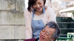 優しい人妻ヘルパーがクソ親父たちに従う