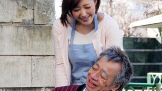 優しい人妻ヘルパーがクソ親父たちに従う