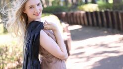 透き通る肌のブロンド美女、日本人以上の丁寧SEX