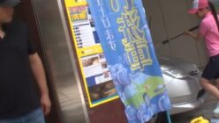 美少女のスケジュールをチェックするレイパーがバイト先に潜入し、痴漢行為に手を染める