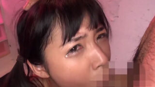 イラマで涙目になり、喉奥に精液を受け止める激ロリ少女