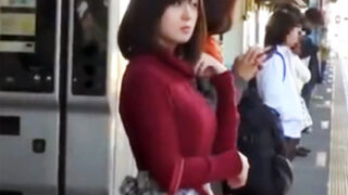 電車痴漢から引きずり降ろし青姦レイプされた美少女