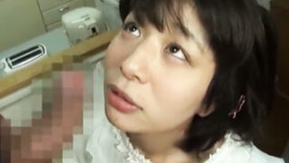 童顔の女性を街で見つけ、無言で自宅に連れ込み強制的に性的関係を迫る