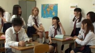 ビッチJKたちに囲まれハーレム展開、快感に囚われる