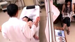 母親の前で無言のレイプに遭う女子校生