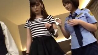 ハロウィンの仮装で婦警と囚人になりきった素人が手錠を付けて大乱交に参加した話