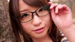 眼鏡の地味子は実は喉奥でザーメンを欲しがるフェラ好き女子