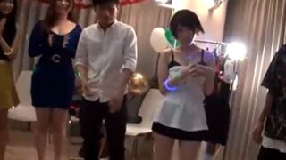 中出しホームパーティーで男女が淫らにハメ倒す。